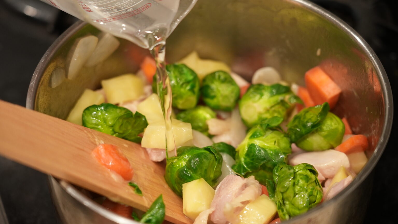 生の細切り芽キャベツのレモンとオイル添えのレシピ